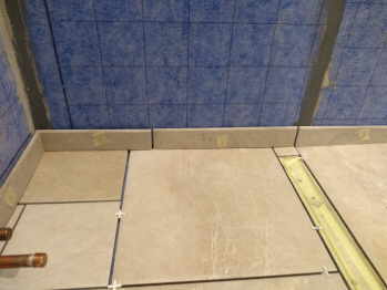 Übergang Wand zu Boden bei der bodengleichen Dusche