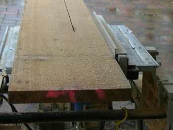 Lächenholz für die Terrasse zuschneiden