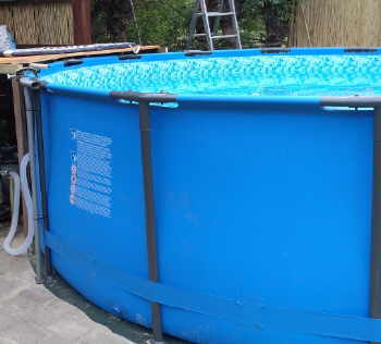 Frame Pool mit blauem Plastik