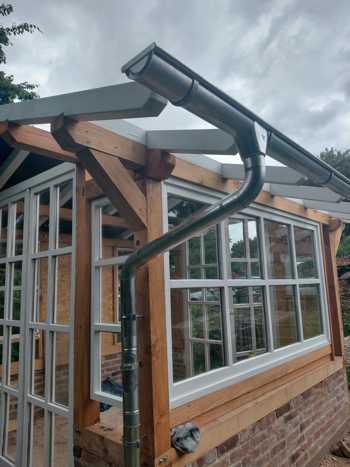 Aluminiumrinne mit Ablaufstutzen für Regentonne, Fenster mit Fliegengitter