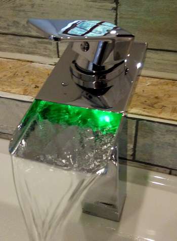 sensibler Wasserhahn mit 3 Farbwechsel Fatalom LED-Wasserhahn-Licht für Küche und Bad Temperatursteuerung