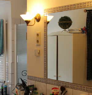 Spiegel im Badezimmer an die Wand geklebt