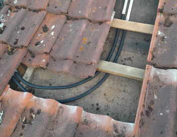 Photovoltaik kabel unter Dachziegeln
