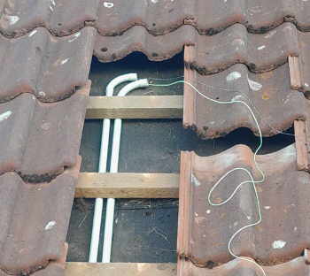 Photovoltaik kabel unter Dachziegeln
